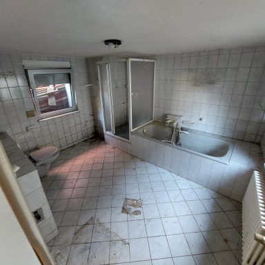 Nachher: Leer geräumt – Platz für Neues! Entrümpeltes Badezimmer nach Entfernung allen Mülls aus Messie-Haushalt – leer geräumt und wieder begehbar