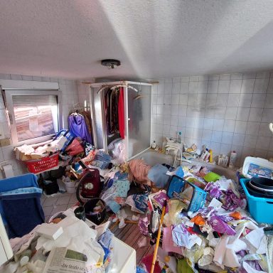 Messie-Badezimmer vor der Entrümpelung – wir schaffen wieder Platz und Ordnung Zugemülltes Badezimmer in einem Messie-Haushalt vor der Entrümpelung – voll mit Müll, Flaschen und Gegenständen, kaum nutzbar