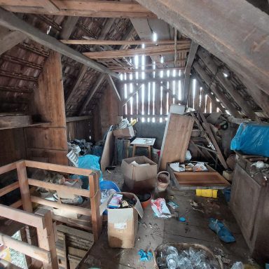 Vorher: Total zugemüllter Dachboden – typisches Chaos vor der Entrümpelung Vorher-Zustand: Stark vermüllter Dachboden in Haushaltsauflösung – Gebäudeservice Müller Entrümpelung