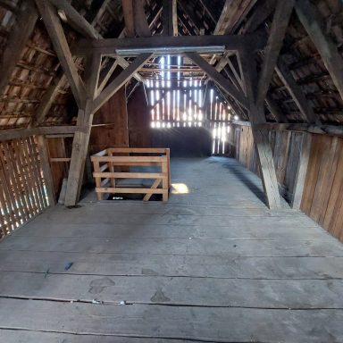 Nachher: Leer und frei – Platz für Neues nach der Entrümpelung Sauber entrümpelter Dachboden nach Haushaltsauflösung – Gebäudeservice Müller